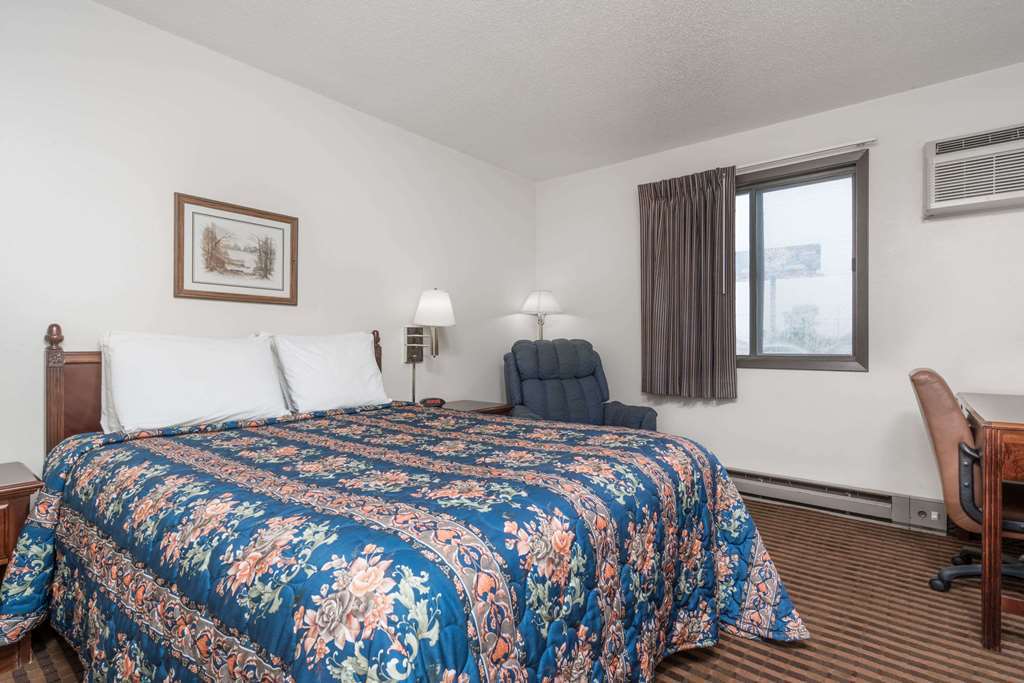 Super 8 By Wyndham Eau Claire I-94 Motel Room photo